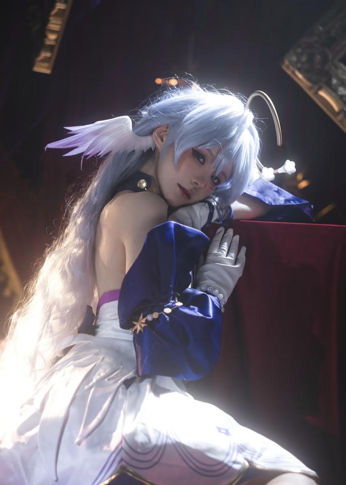 cosplay anime nhân vật nữ mạnh mẽ