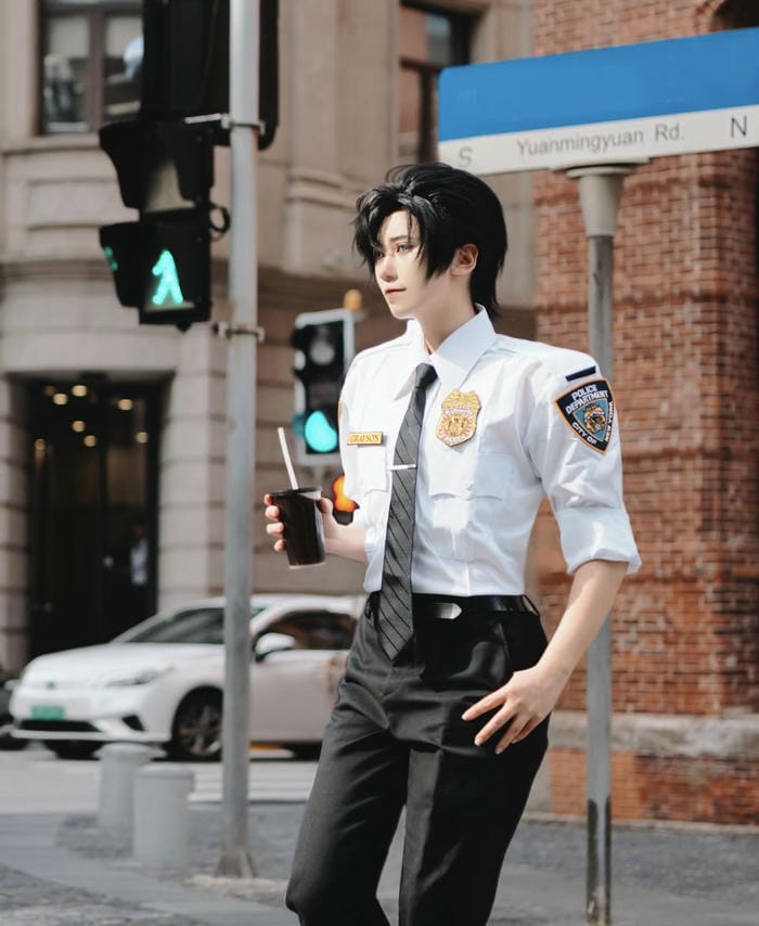cosplay cảnh sát phong thái mạnh mẽ
