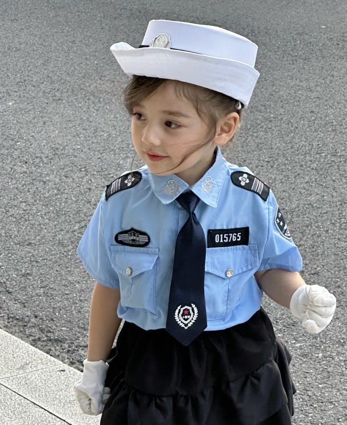 cosplay cảnh sát tạo dáng mạnh mẽ