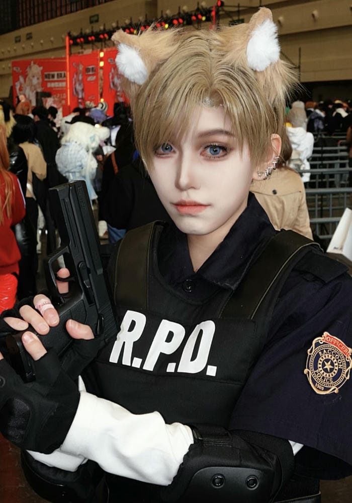 cosplay cảnh sát trong ánh sáng đẹp