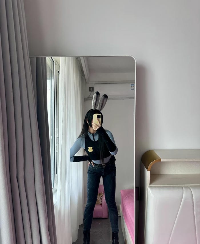 cosplay cảnh sát trong bối cảnh đường phố