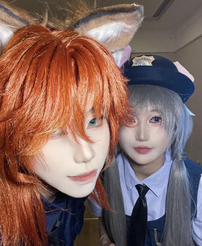 cosplay cảnh sát với phụ kiện