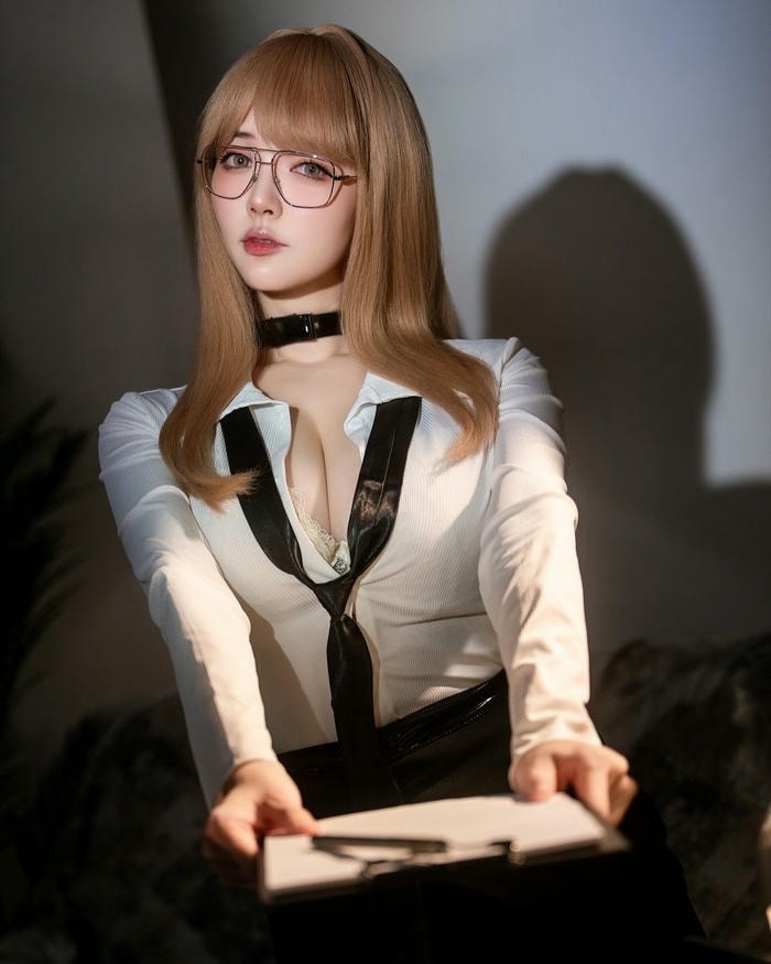 cosplay thư ký tạo dáng chuyên nghiệp
