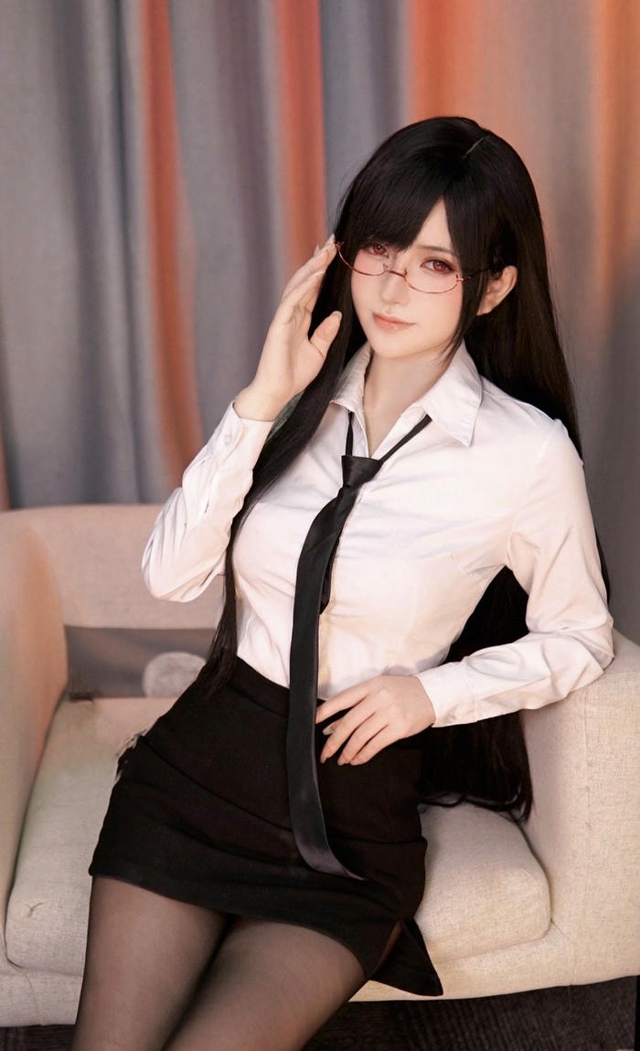 cosplay thư ký tạo dáng hấp dẫn