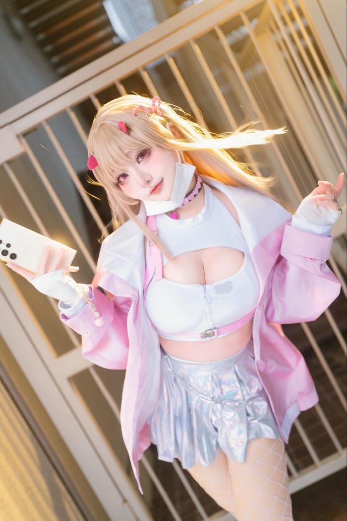 cosplay y tá tạo dáng