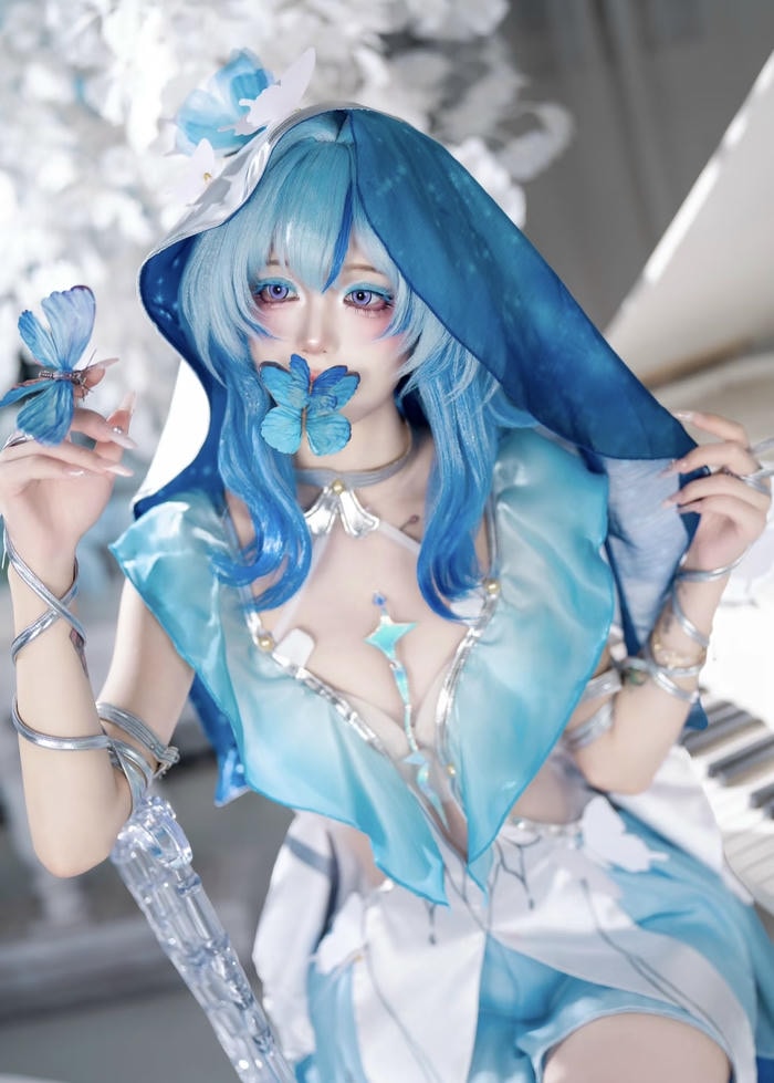 gái cosplay anime tóc dài