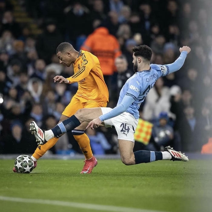 hình avatar bóng đá đẹp cảnh tranh bóng quyết liệt