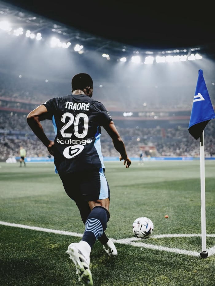 hình avatar bóng đá đẹp cầu thủ đá phạt góc cực đẹp