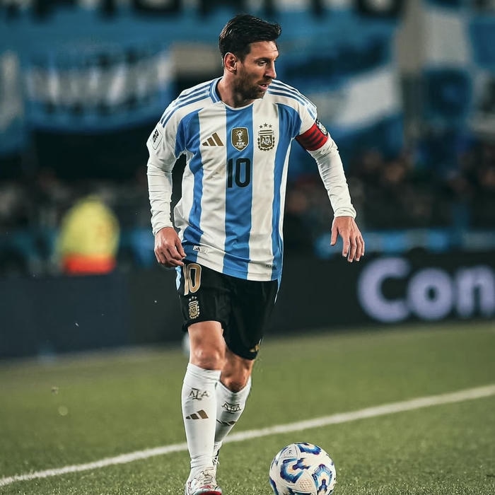 hình avatar bóng đá đẹp cầu thủ dẫn bóng