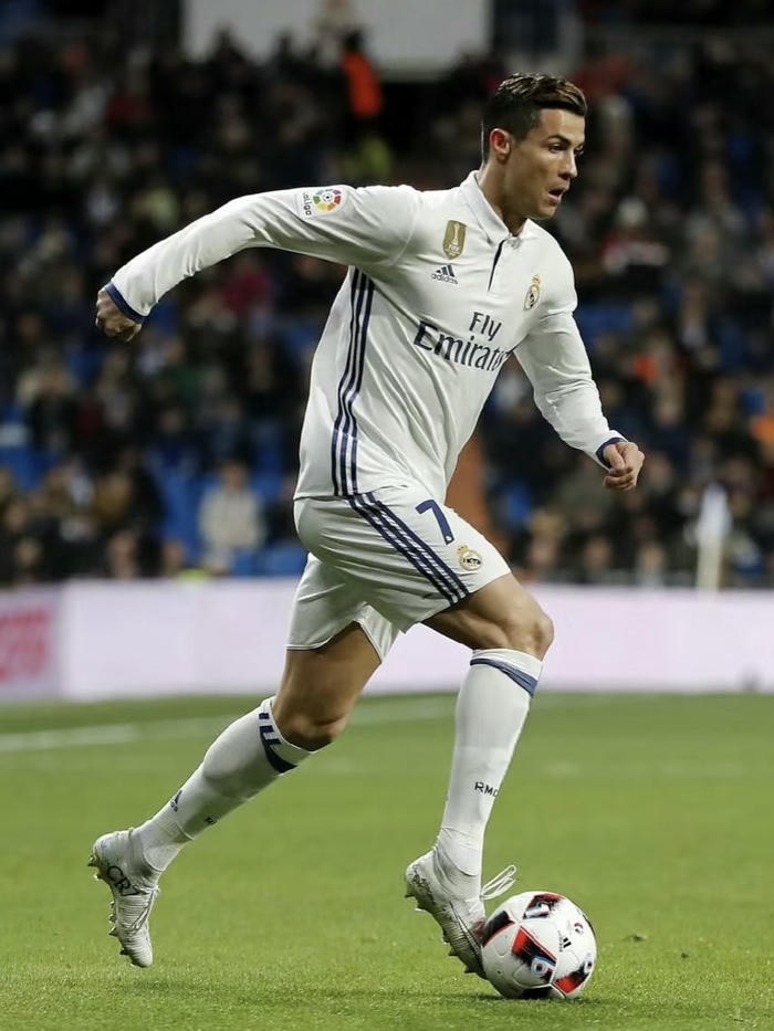 hình avatar bóng đá đẹp cầu thủ đang sút bóng