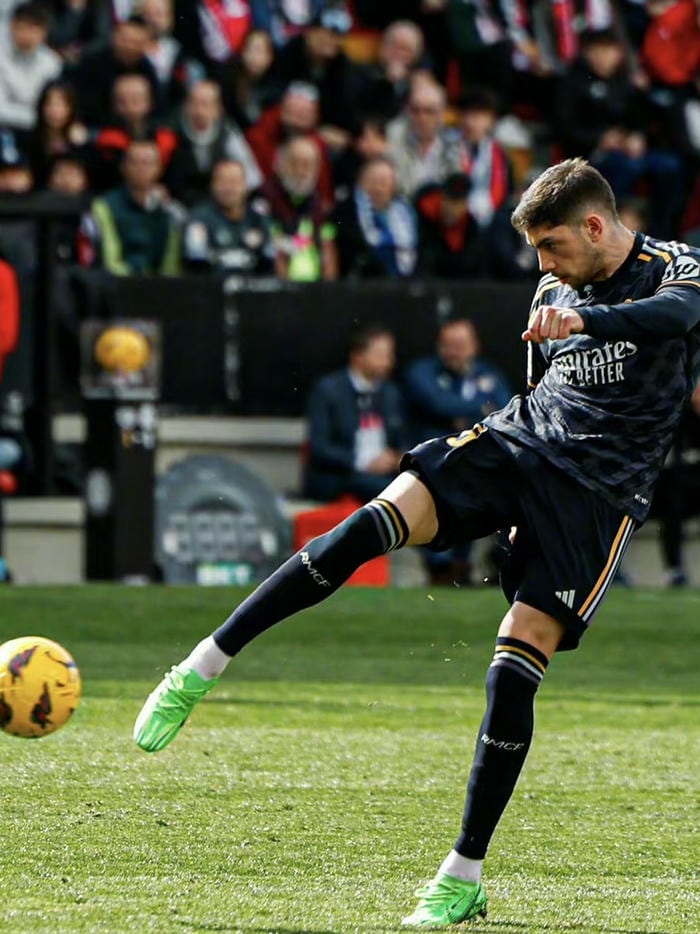 hình avatar bóng đá đẹp cầu thủ đang sút