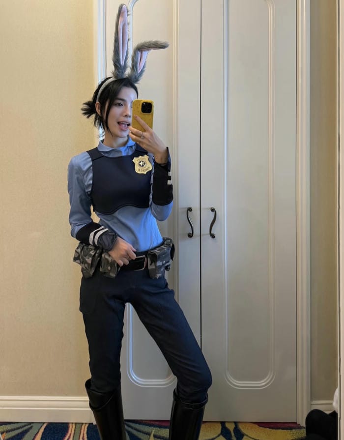 hình cosplay cảnh sát đầy đủ trang phục