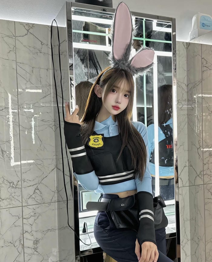 hình cosplay cảnh sát ngoài bối cảnh