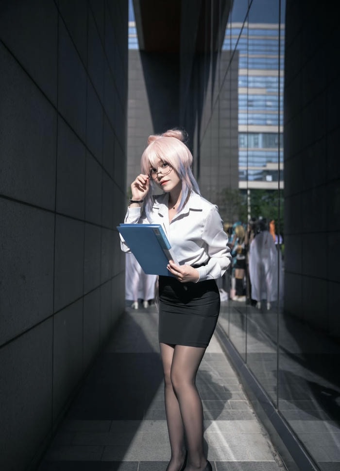 hình cosplay thư ký hiện đại