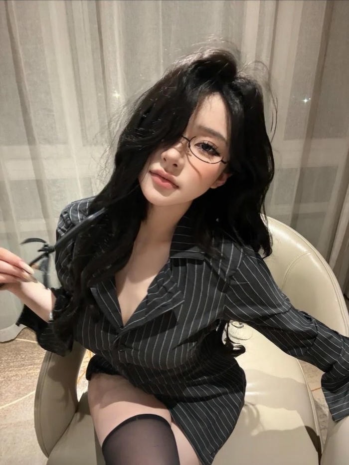 hình cosplay thư ký tạo dáng