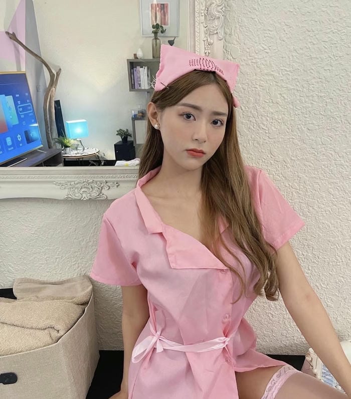 hình cosplay y tá trẻ trung