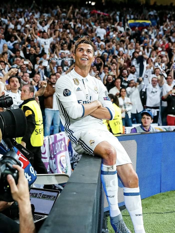 hình đại diện bóng đá đẹp cổ động viên reo hò