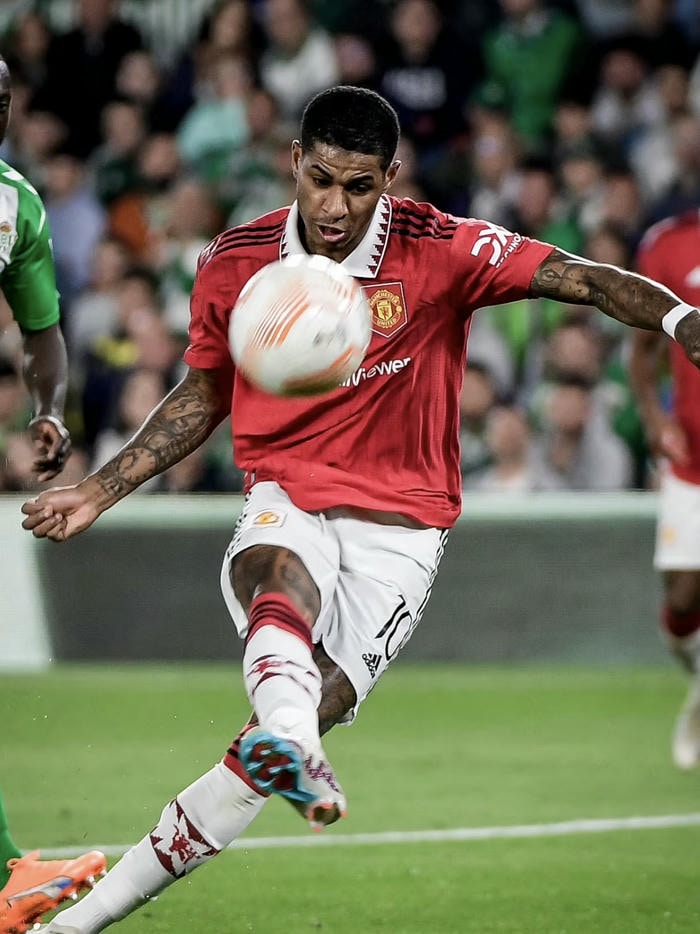 hình đại diện bóng đá đẹp cú sút xa mạnh