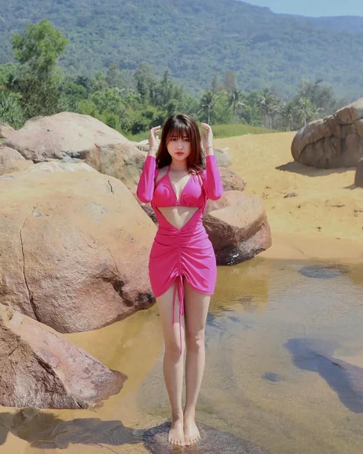 Ảnh Khánh Huyền diện bikini sexy phong cách tự do