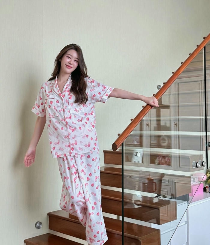 Ảnh gái xinh mặc đồ ngủ mềm mại thanh nhã