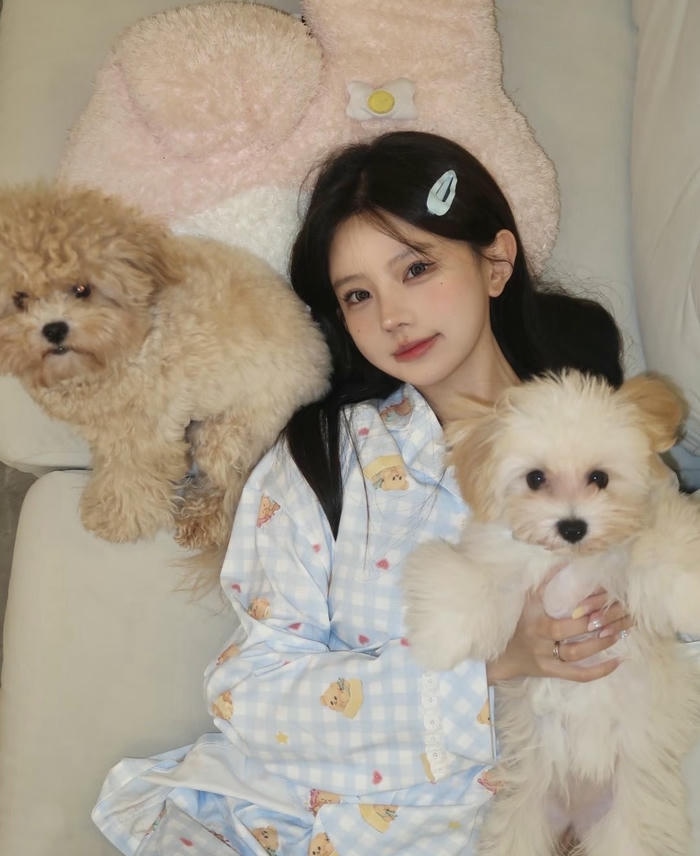 Ảnh gái xinh mặc đồ ngủ phong cách đơn giản