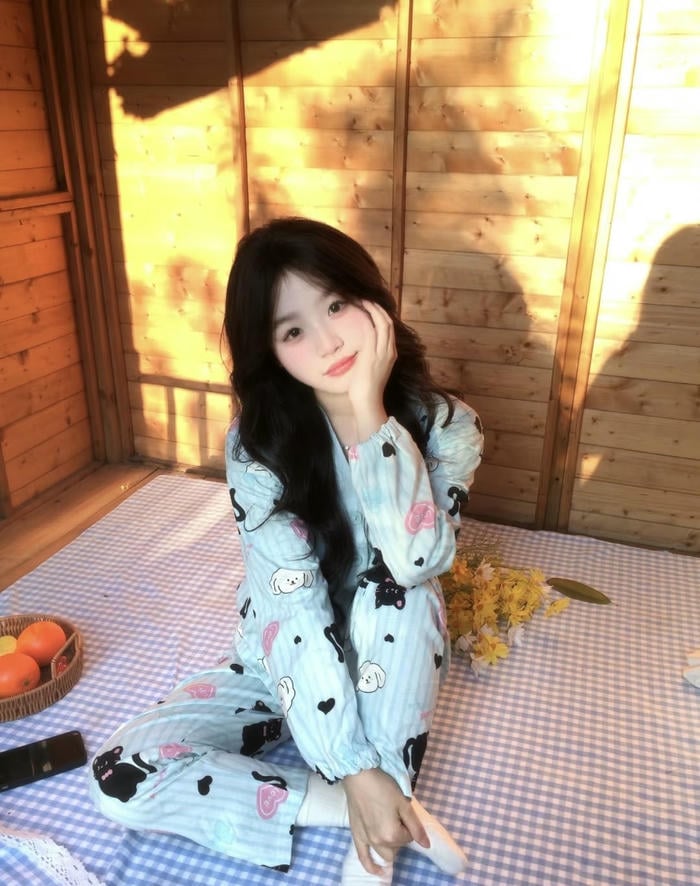 Ảnh gái xinh mặc đồ ngủ thanh thoát nhẹ nhàng