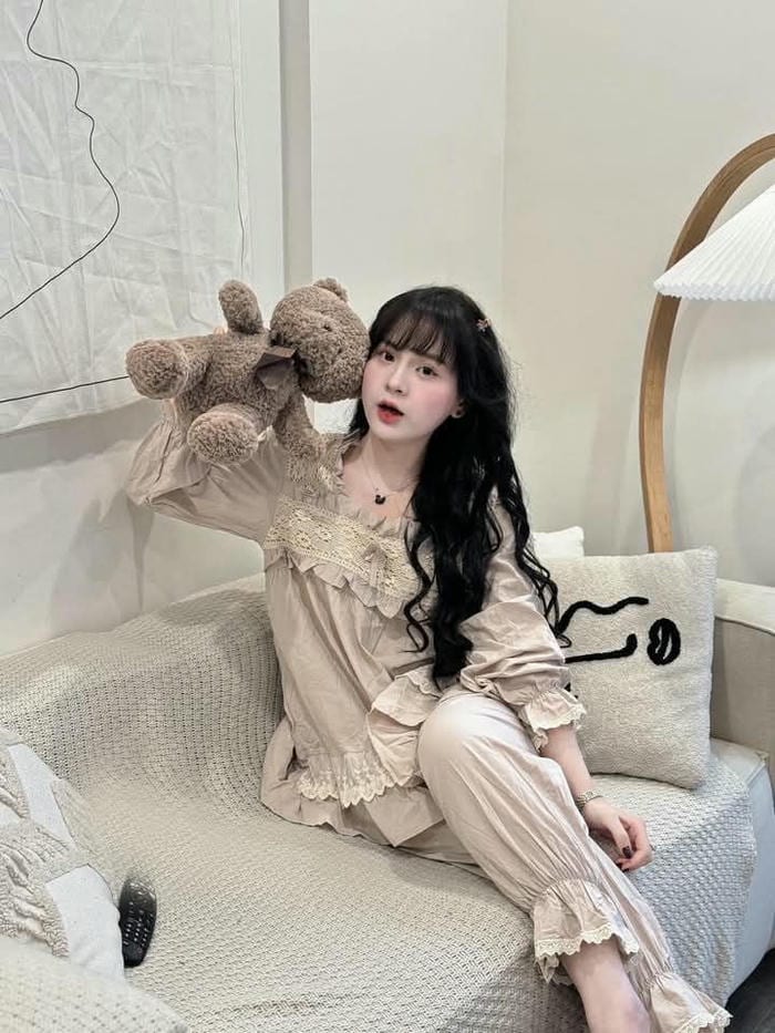 Ảnh gái xinh mặc đồ ngủ thoải mái nhẹ nhàng