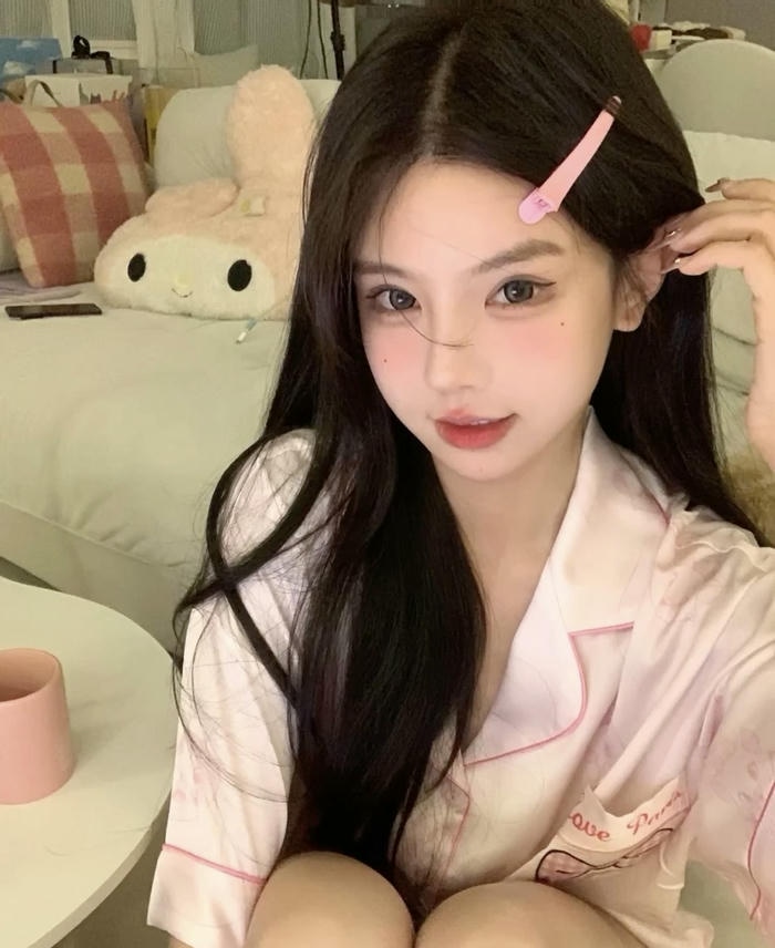 Ảnh gái xinh mặc đồ ngủ tự nhiên hài hòa