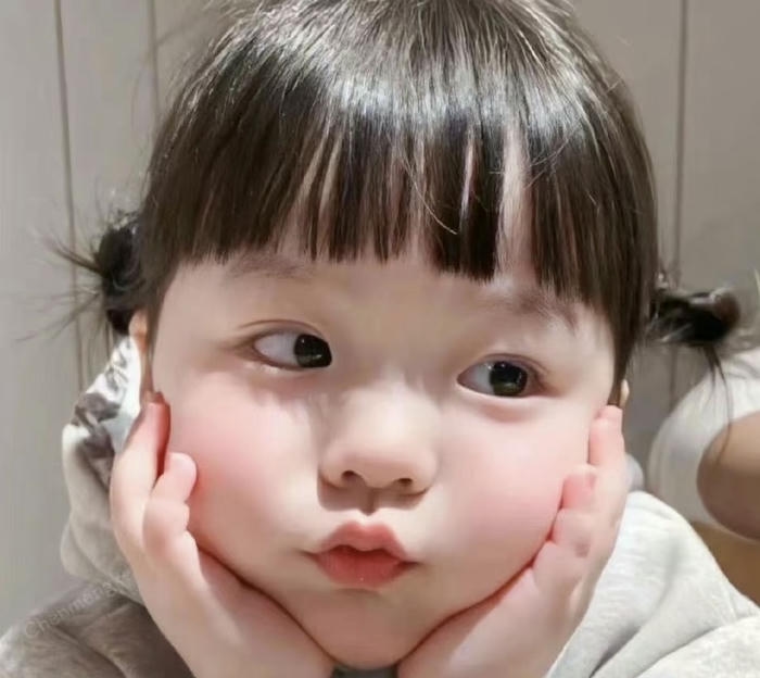 Avatar em bé cute tạo dáng dễ thương
