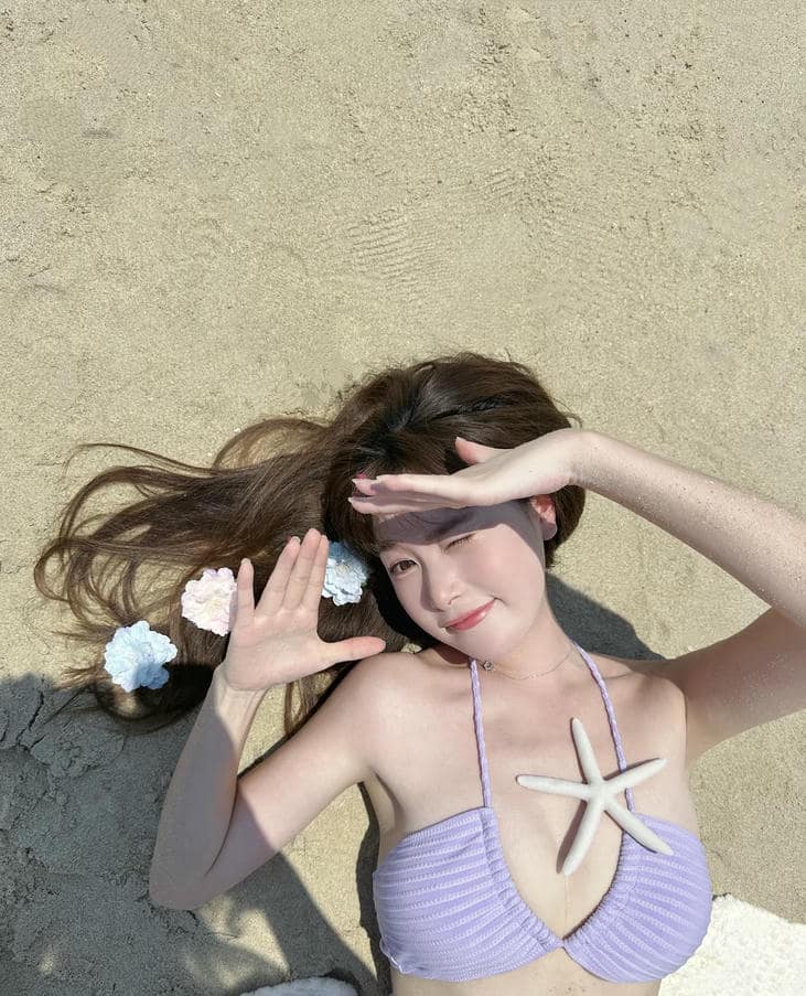 Cô nàng Trung Quốc mặc bikini dáng người mảnh mai