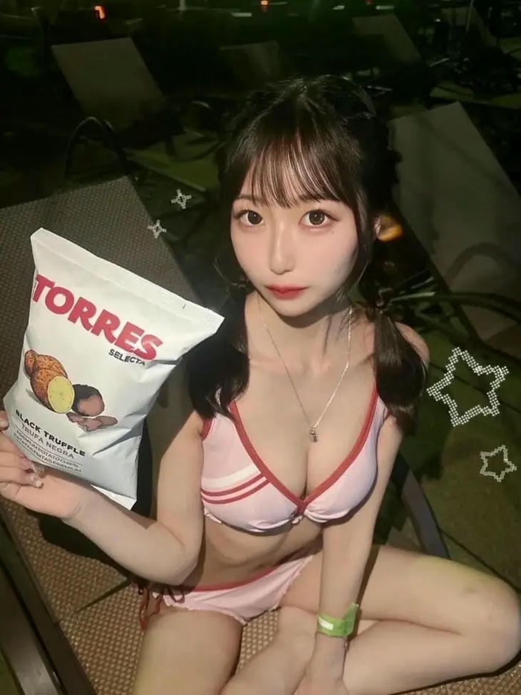 Gái Nhật bikini với vẻ ngoài tươi sáng tự nhiên