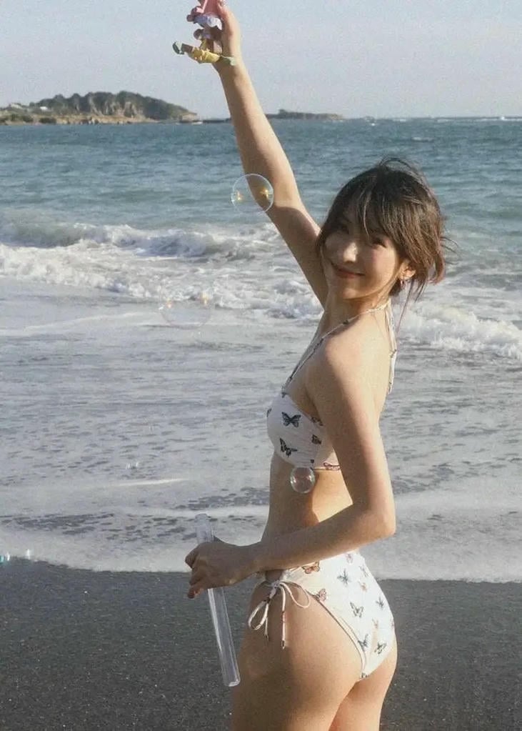 Gái Nhật mặc bikini với vẻ ngoài giản dị thu hút