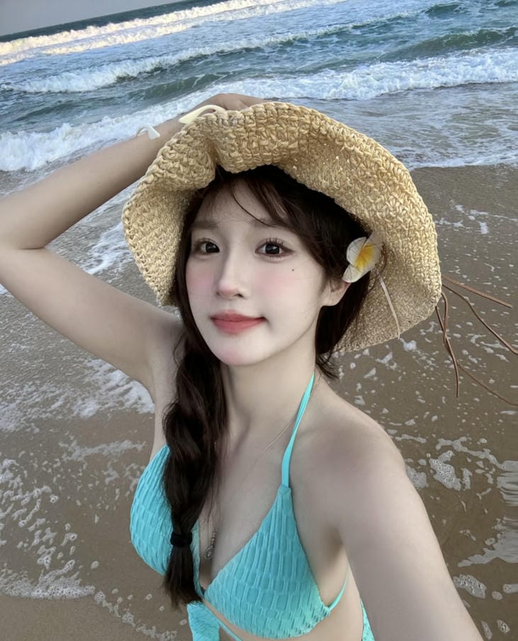 Gái Trung Quốc mặc bikini xanh ánh nhìn thu hút