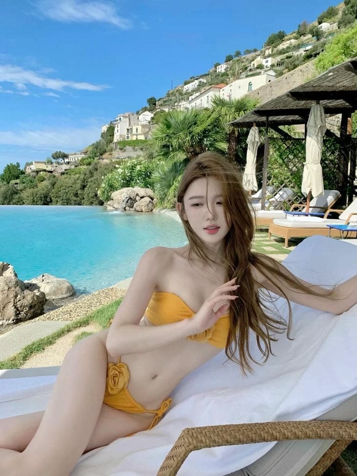 Gái xinh bikini đi biển trông quyến rũ nổi bật ánh nhìn