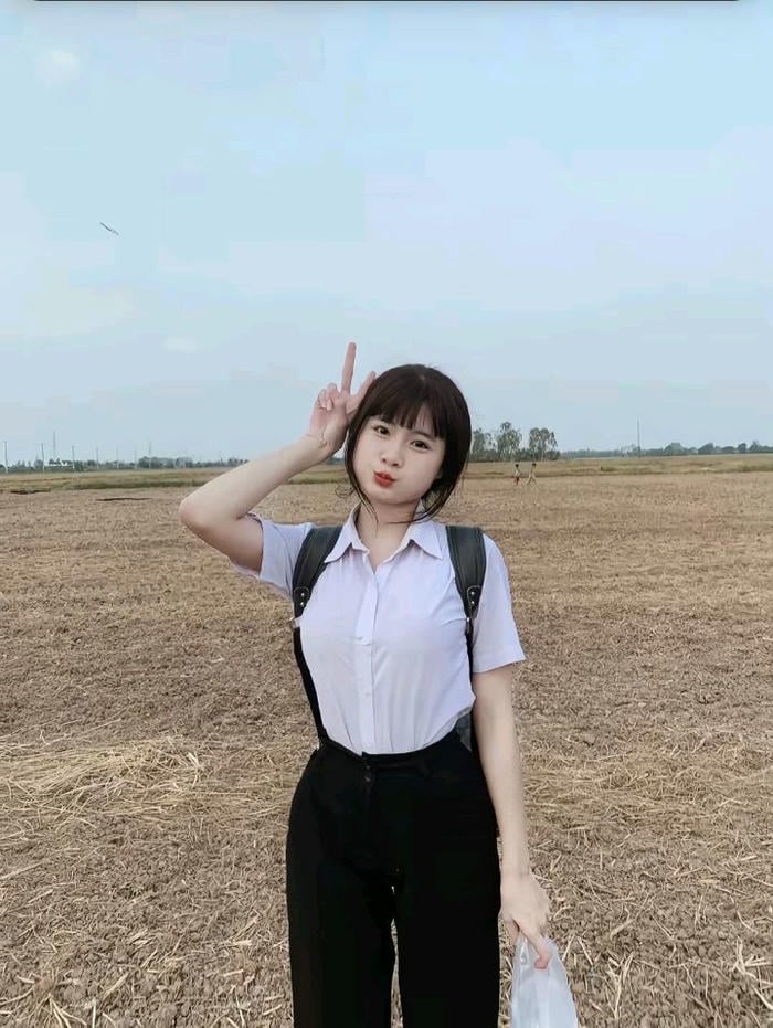 Gái xinh cấp 3 gương mặt rạng rỡ