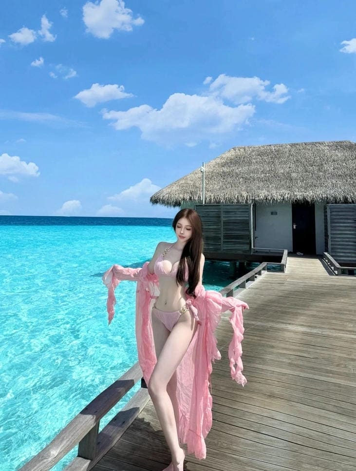 Gái xinh mặc bikini đi biển với thần thái cuốn hút