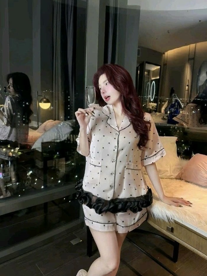 Gái xinh mặc đồ ngủ thanh lịch tự nhiên