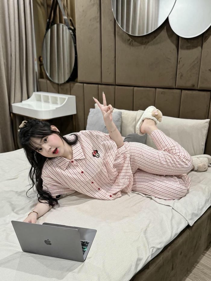 Gái xinh mặc đồ ngủ thanh thoát dễ chịu