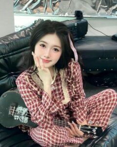 Gái xinh mặc đồ ngủ thoáng mát thư giãn