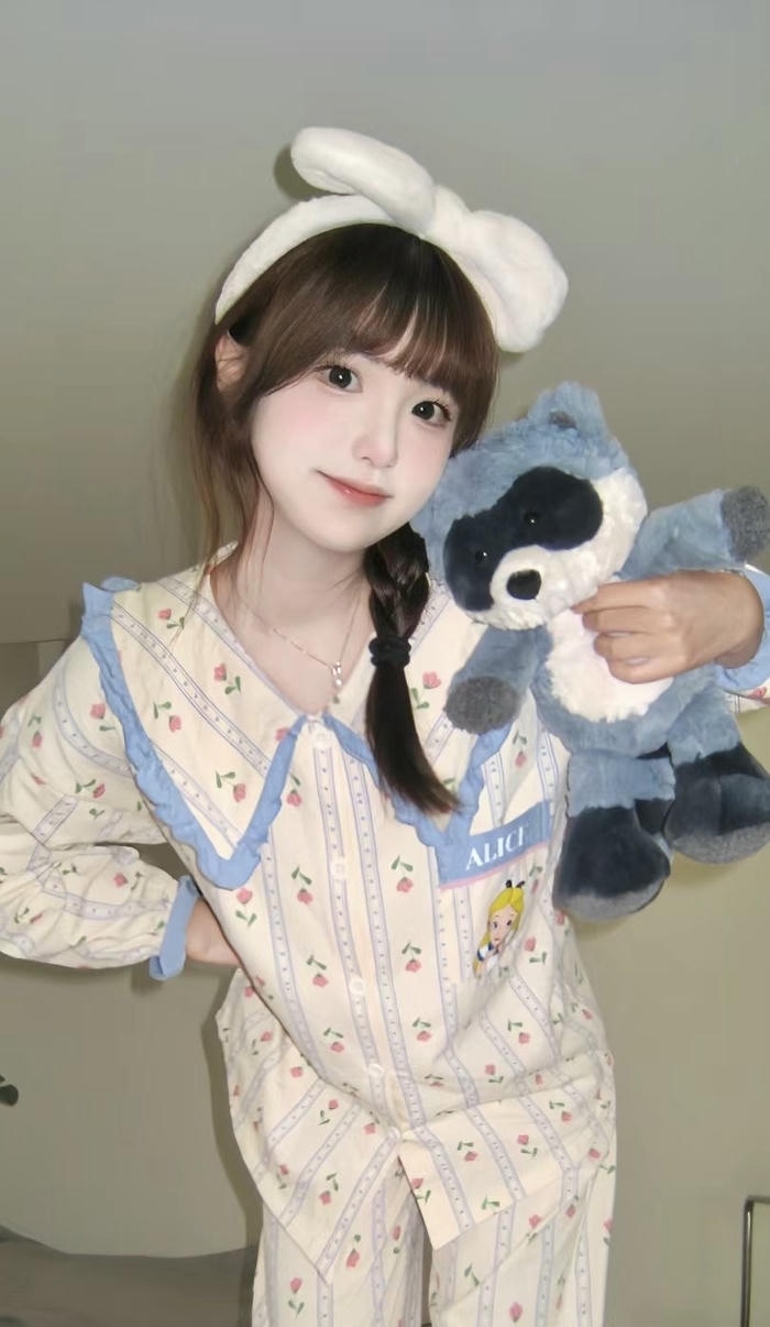 Gái xinh mặc đồ ngủ tinh giản hiện đại