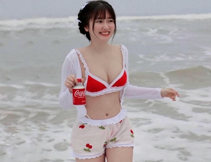 Hình Khánh Huyền bikini sexy vóc dáng săn chắc tự nhiên