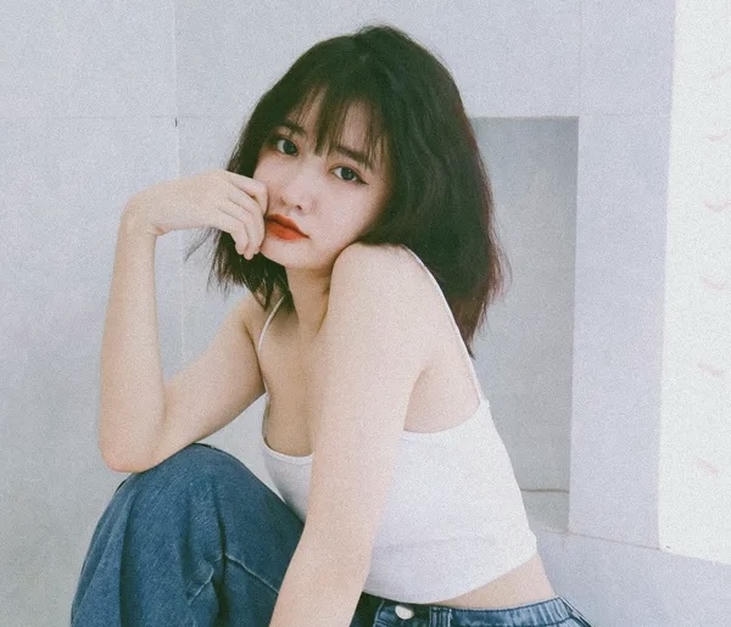 Hình ảnh Khánh Huyền áo quây trắng