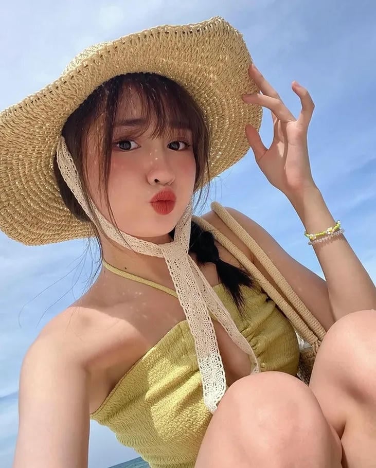 Hình ảnh Khánh Huyền mặc bikini phong cách gợi cảm tinh tế