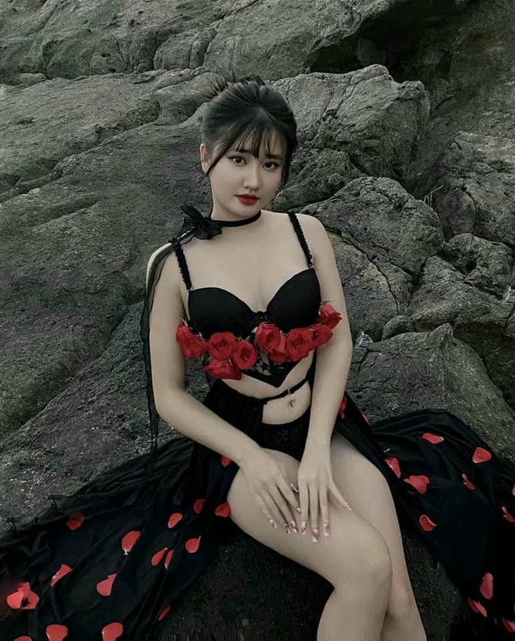 Hình ảnh Vũ Thị Khánh Huyền bikini sexy gây chú ý mạnh