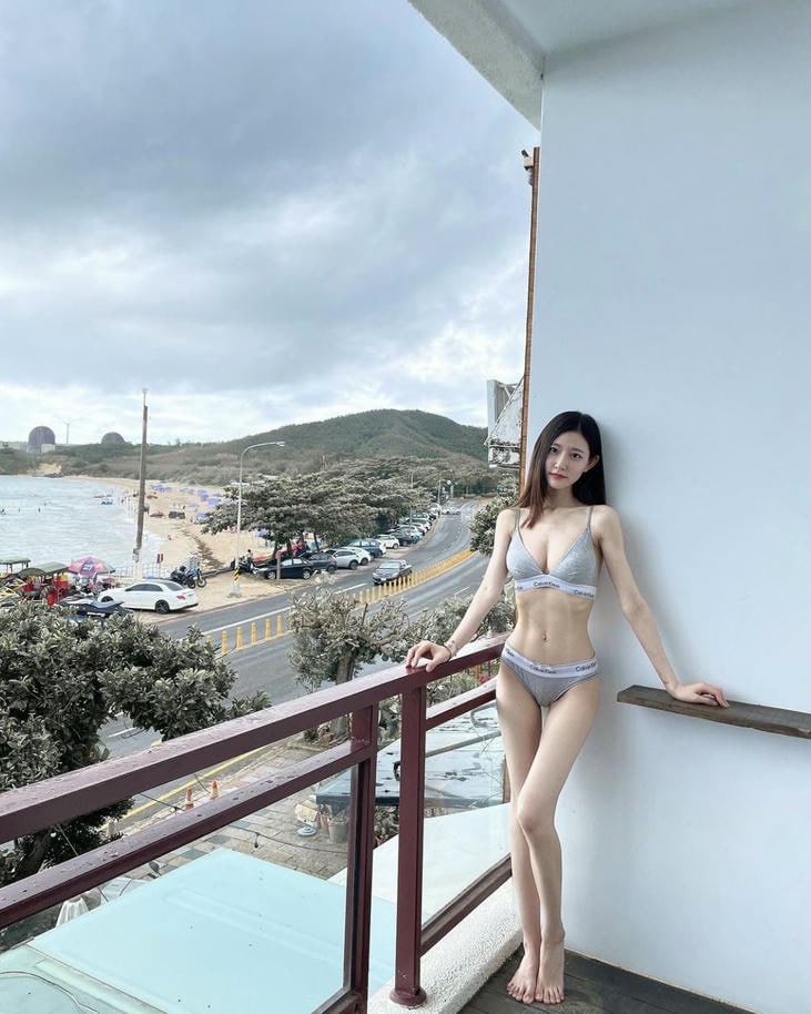 Hình ảnh gái Hàn Quốc mặc bikini sexy táo bạo