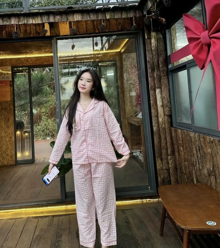 Hình ảnh gái xinh mặc đồ ngủ duyên dáng