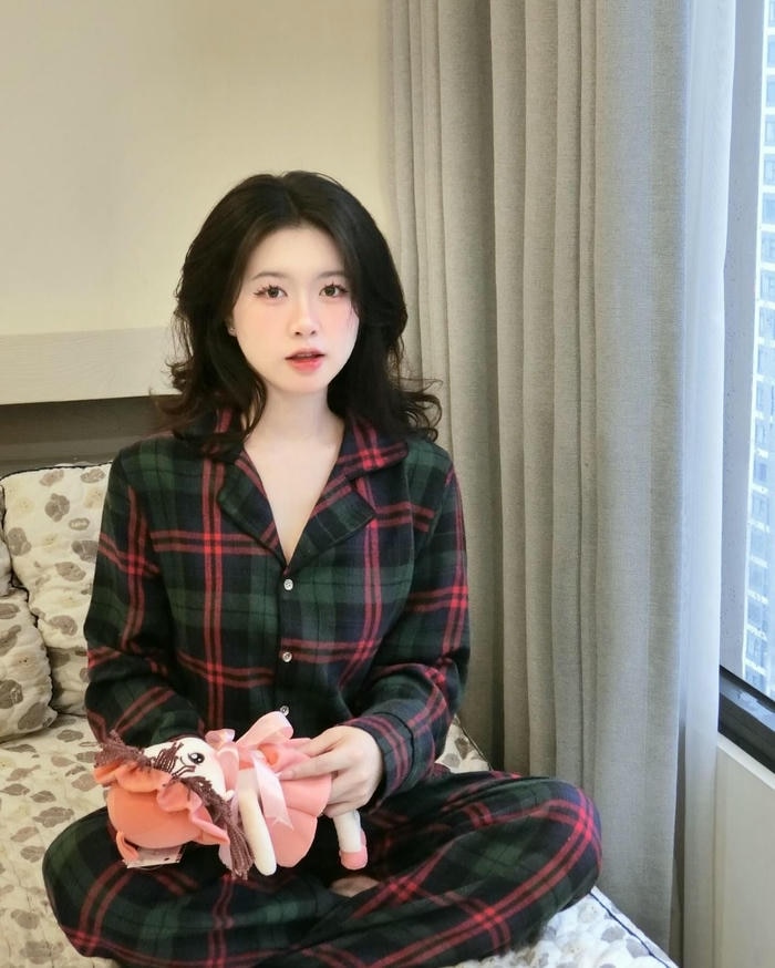 Hình ảnh gái xinh mặc đồ ngủ mềm mại dễ chịu