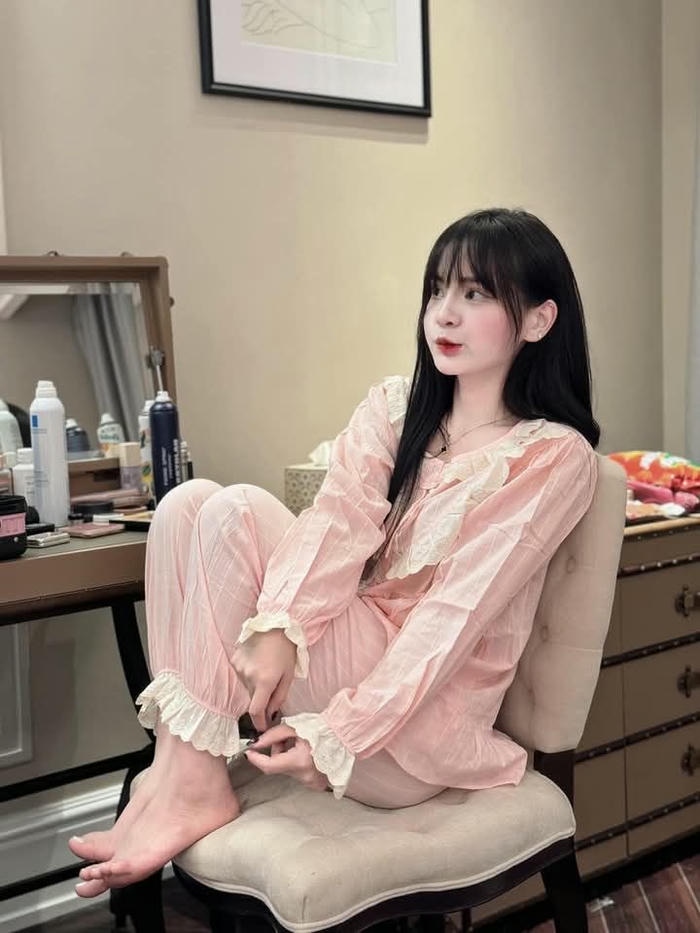 Hình ảnh gái xinh mặc đồ ngủ mềm mại nữ tính