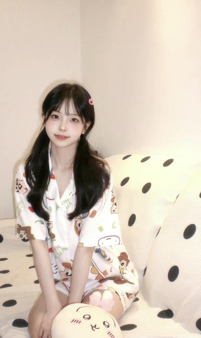 Hình ảnh gái xinh mặc đồ ngủ nền nã duyên dáng