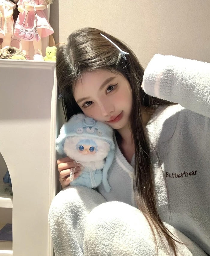 Hình ảnh gái xinh mặc đồ ngủ nhẹ nhàng cuốn hút